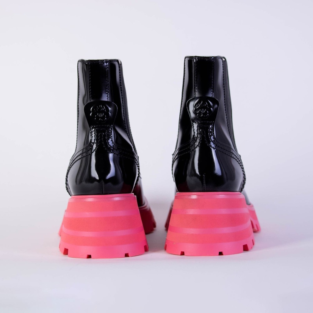 Alexander McQueen Chelsea Brushed Leather Boots in Black/Pink  Sz 37 Sz 7 - Picture 3 of 6